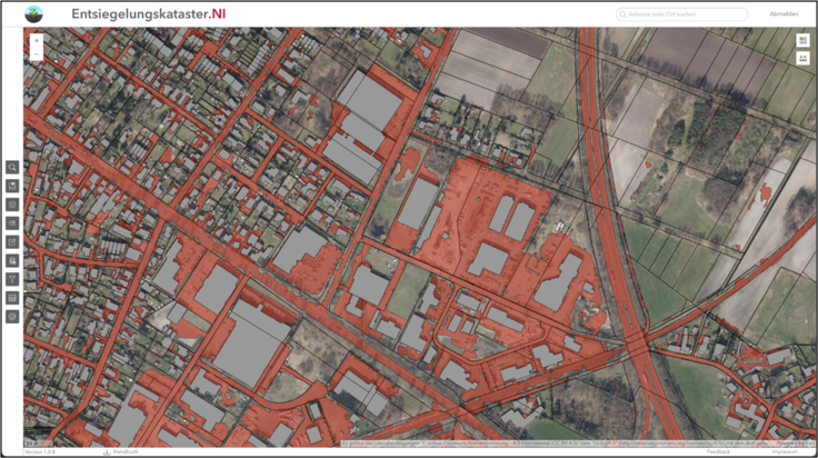 Ausschnitt des niedersächsischen Entsiegelungskatasters (grau: Gebäude aus KI-Detektion, rot: Versiegelte Flächen aus KI-Detektion, schwarz: Flurstücksgrenzen)