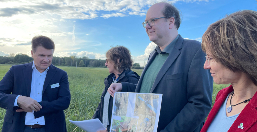 In einem Feld stehen on links aus gesehen: Vize-Kammerdirektor der LWK Stefan Ortmann, Stationsleitung Petra Bernady, Minister Christian Meyer und BUND-Vorsitzende Susanne Gerstner.