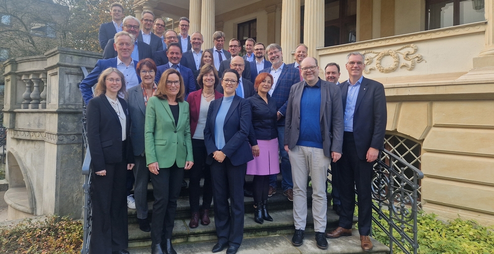 Die Mitglieder der 9. Regierungskommission stehen auf der Treppe des Gästehauses der Landesregierung.